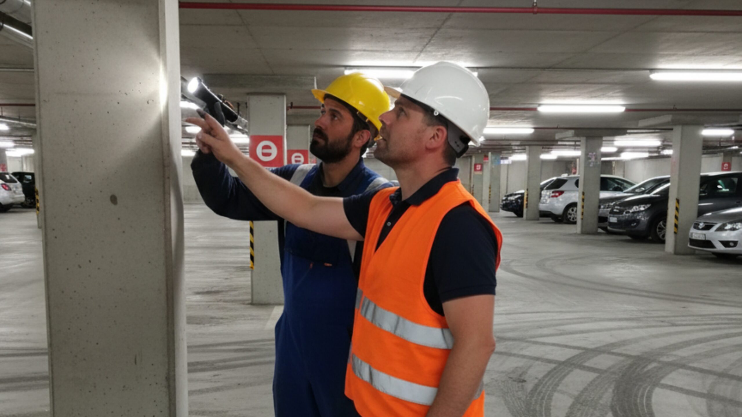 Ángel Navarro realizando diagnóstico técnico